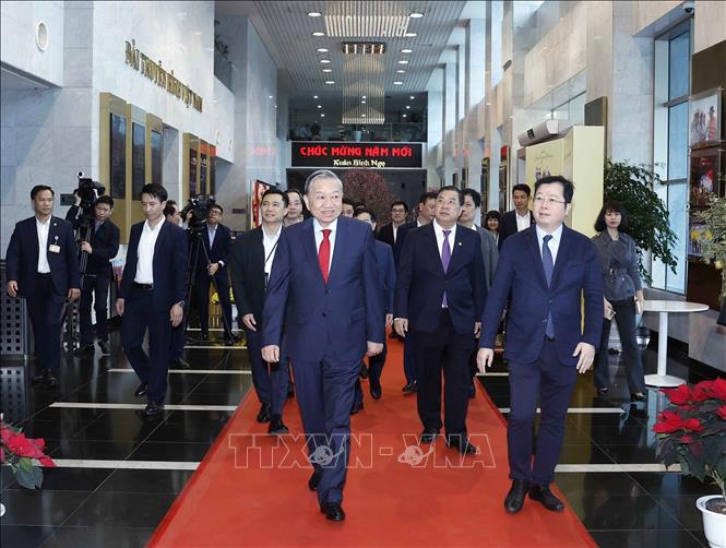 Tổng Bí thư Tô Lâm tới thăm, chúc Tết cán bộ, phóng viên, biên tập viên, kỹ thuật viên và người lao động Đài Truyền hình Việt Nam. Ảnh: Thống Nhất-TTXVN