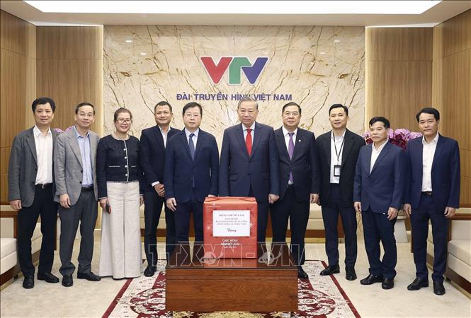 Tổng Bí thư Tô Lâm tặng quà cho cán bộ, phóng viên, biên tập viên, kỹ thuật viên và người lao động Đài Truyền hình Việt Nam. Ảnh: Thống Nhất-TTXVN