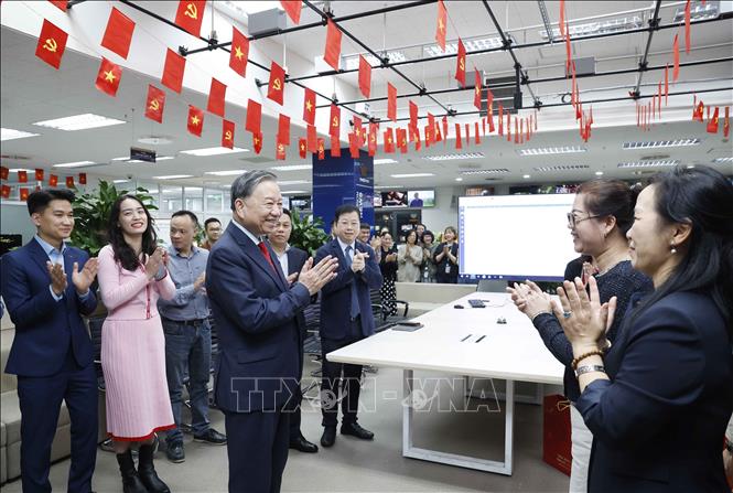  Tổng Bí thư Tô Lâm tới thăm, chúc Tết cán bộ, phóng viên, biên tập viên, kỹ thuật viên và người lao động Đài Truyền hình Việt Nam. Ảnh: Thống Nhất-TTXVN
