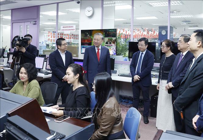 Tổng Bí thư Tô Lâm thăm nơi làm việc của cán bộ, phóng viên, biên tập viên Đài Truyền hình Việt Nam. Ảnh: Thống Nhất-TTXVN