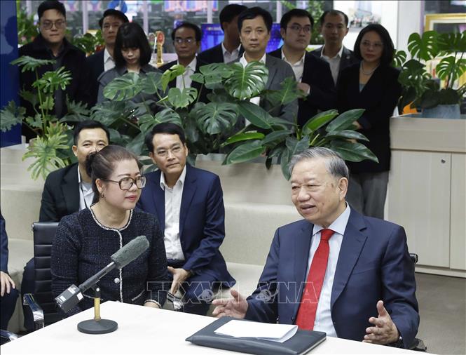 Tổng Bí thư Tô Lâm tới thăm, chúc Tết cán bộ, phóng viên, biên tập viên, kỹ thuật viên và người lao động Đài Truyền hình Việt Nam. Ảnh: Thống Nhất-TTXVN