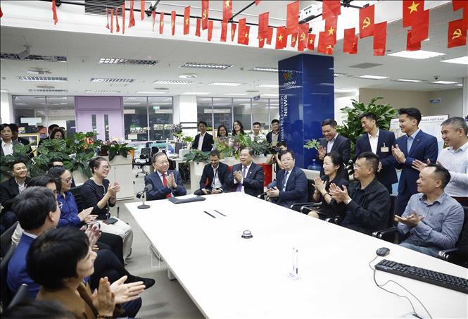 Tổng Bí thư Tô Lâm tới thăm, chúc Tết cán bộ, phóng viên, biên tập viên, kỹ thuật viên và người lao động Đài Truyền hình Việt Nam. Ảnh: Thống Nhất-TTXVN