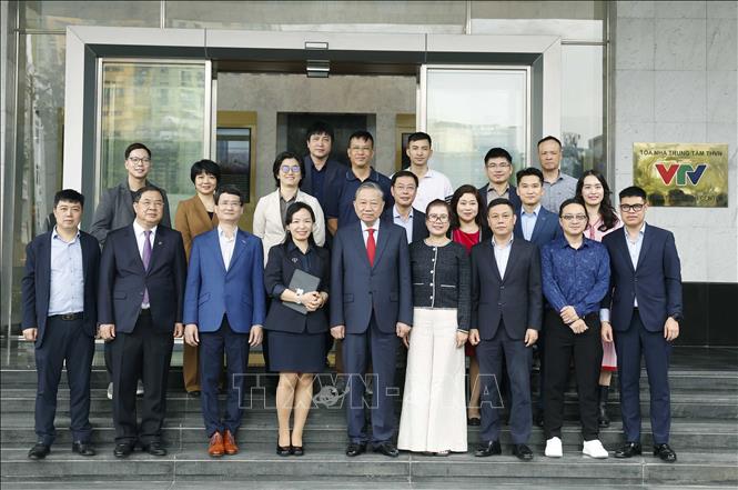 Tổng Bí thư Tô Lâm với cán bộ, phóng viên, biên tập viên và kỹ thuật viên Đài Truyền hình Việt Nam. Ảnh: Thống Nhất-TTXVN
