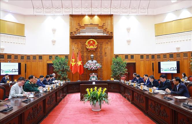 Thủ tướng Phạm Minh Chính chủ trì họp về công tác khắc phục hư hỏng công trình cầu sông Lô thuộc địa bàn xã Đoan Hùng, tỉnh Phú Thọ. Ảnh: Dương Giang-TTXVN
