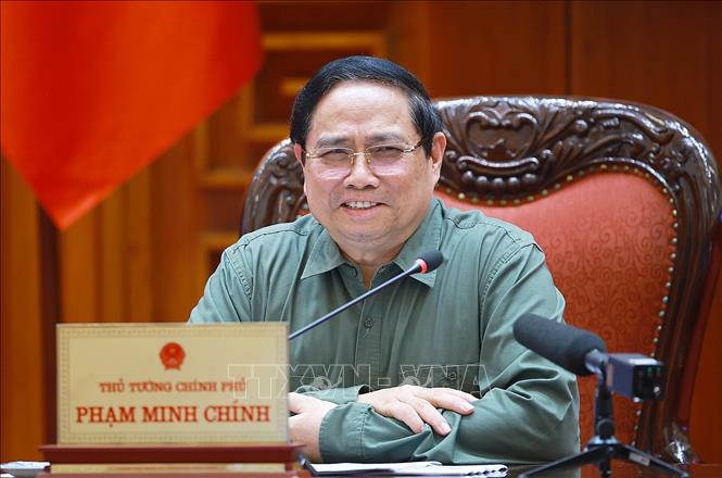 Thủ tướng Phạm Minh Chính chủ trì họp về công tác khắc phục hư hỏng công trình cầu sông Lô thuộc địa bàn xã Đoan Hùng, tỉnh Phú Thọ. Ảnh: Dương Giang-TTXVN
