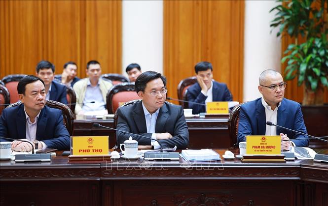 Lãnh đạo tỉnh Phú Thọ tham dự cuộc họp về công tác khắc phục hư hỏng công trình cầu sông Lô. Ảnh: Dương Giang-TTXVN