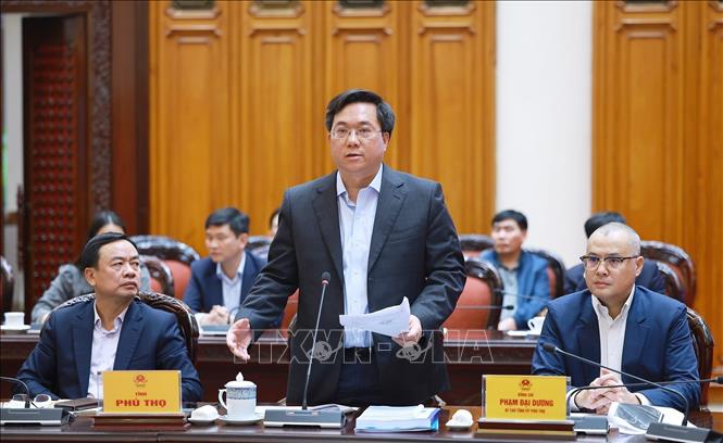 Chủ tịch UBND tỉnh Phú Thọ Trần Duy Đông báo cáo tình hình triển khai khắc phục hư hỏng công trình cầu sông Lô. Ảnh: Dương Giang-TTXVN
