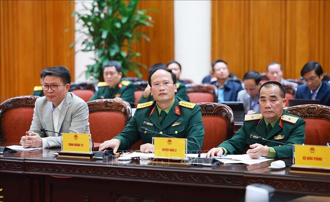 Lãnh đạo Bộ Quốc phòng và tỉnh Phú Thọ tham dự cuộc họp về công tác khắc phục hư hỏng công trình cầu sông Lô. Ảnh: Dương Giang-TTXVN