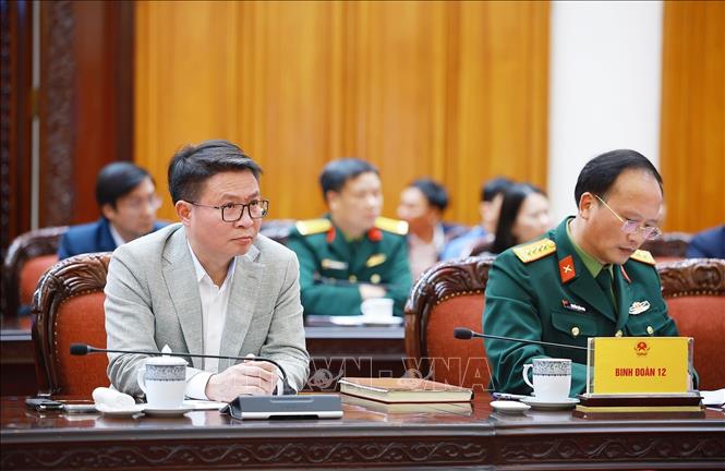 Lãnh đạo tỉnh Phú Thọ tham dự cuộc họp về công tác khắc phục hư hỏng công trình cầu sông Lô. Ảnh: Dương Giang-TTXVN