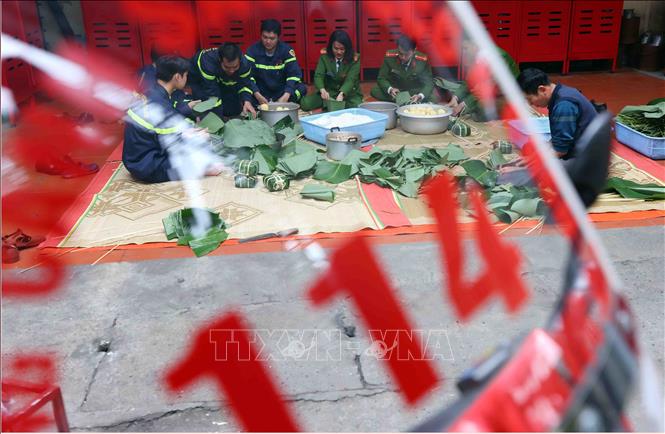 Mỗi độ Tết đến, Xuân về, vì yêu cầu nhiệm vụ nên không ít cán bộ, chiến sĩ PCCC phải đón giao thừa tại đơn vị, xa gia đình, xa người thân, hoạt động gói bánh chưng không chỉ mang ý nghĩa chăm lo đời sống tinh thần cho cán bộ, chiến sĩ mà còn góp phần xây dựng, lan tỏa hình ảnh người chiến sĩ bản lĩnh, trách nhiệm trong công tác, giản dị, gần gũi trong đời thường, vì bình yên cuộc sống của nhân dân. Ảnh: Phạm Kiên – TTXVN
