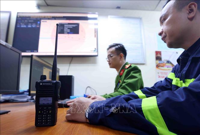 Tại phòng trực ban, cán bộ trực thông tin liên tục theo dõi bản đồ và giữ liên lạc với Trung tâm 114, sẵn sàng ứng trực mọi sự cố trên địa bàn phụ trách. Ảnh: Phạm Kiên - TTXVN