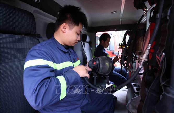 Cán bộ, chiến sĩ PCCC và CNCH khu vực 7 thường xuyên duy trì nghiêm ngặt kiểm tra, bảo dưỡng các thiết bị chuyên dụng, sẵn sàng lên đường làm nhiệm vụ khi có thông tin đột xuất. Ảnh: Phạm Kiên - TTXVN