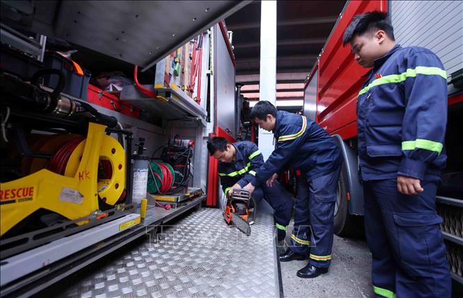 Cán bộ, chiến sĩ PCCC và CNCH khu vực 7 thường xuyên duy trì nghiêm ngặt kiểm tra, bảo dưỡng các thiết bị chuyên dụng, sẵn sàng lên đường làm nhiệm vụ khi có thông tin đột xuất. Ảnh: Phạm Kiên - TTXVN