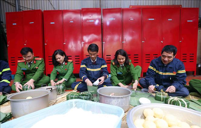 Những chiếc bánh chưng sau khi hoàn thành sẽ gửi tặng bà con và những hoàn cảnh khó khăn trước thềm năm mới, như một món quà xuân giản dị nhưng chan chứa nghĩa tình. Ảnh: Phạm Kiên - TTXVN