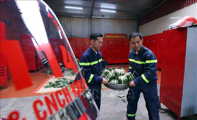 Những cặp bánh chưng xanh mướt được các chiến sĩ hào hứng mang đi luộc. Ảnh: Phạm Kiên - TTXVN