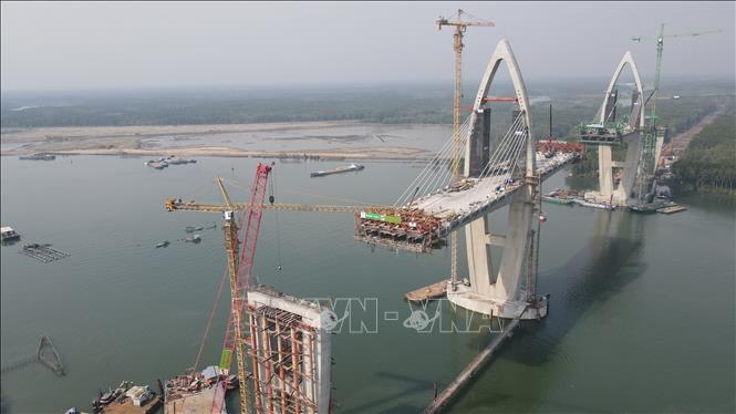 Giữa lòng sông Thị Vải, hình hài cây cầu Phước An đã dần hiện lên. Đây là câu cầu nối TP. Hồ Chí Minh với Đồng Nai. Ẩnh: Hoàng Nhị - TTXVN