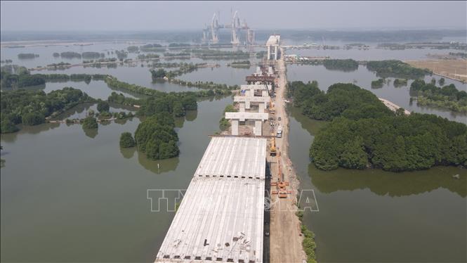 Nhịp dẫn lên cầu Phước An, Phường Phú Mỹ, TP. Hồ Chí Minh đang được nhà thầu nỗ lực hoàn thiện. Ảnh: Hoàng Nhị - TTXVN