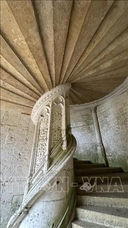 Kiến trúc cầu thang đá đặc biệt của lâu đài Châteaudun. Ảnh: Đào Dũng-TTXVN