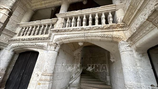 Kiến trúc cầu thang đá đặc biệt của lâu đài Châteaudun. Ảnh: Đào Dũng-TTXVN