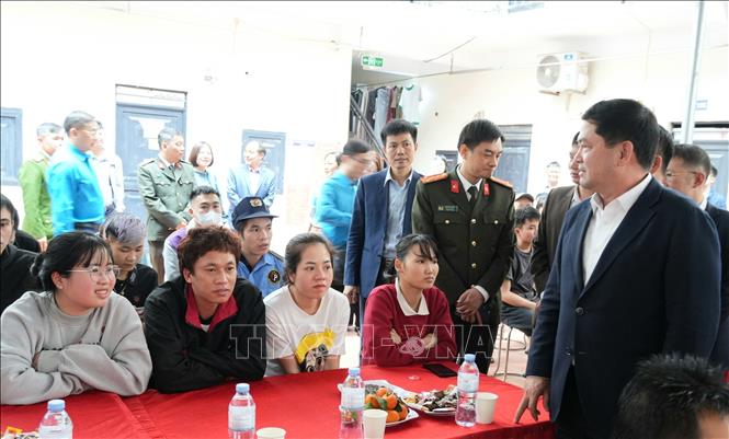 Bí thư Tỉnh ủy Bắc Ninh Nguyễn Hồng Thái thăm hỏi, động viên công nhân lao động không về quê ăn Tết. Ảnh: Đồng Thúy- TTXVN