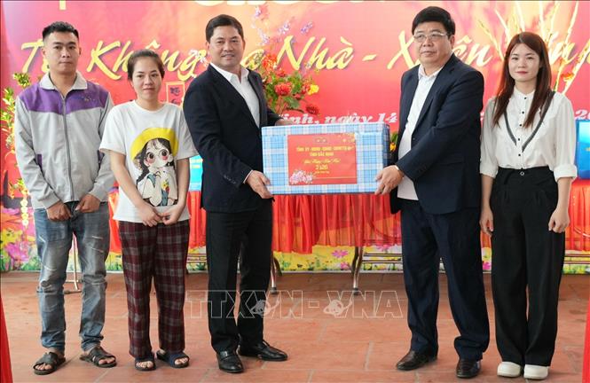Bí thư Tỉnh ủy Bắc Ninh Nguyễn Hồng Thái tặng quà chủ nhà trọ và công nhân lao động không về quê ăn Tết tại thôn Giá, phường Tiền Phong. Ảnh: Đồng Thúy- TTXVN