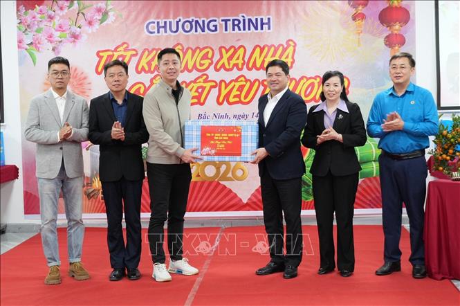Bí thư Tỉnh ủy Bắc Ninh Nguyễn Hồng Thái và đoàn công tác tặng quà Công ty TNHH Luxshare - ICT (khu công nghiệp Vân Trung), doanh nghiệp có nhiều lao động làm việc xuyên Tết. Ảnh: Đồng Thúy- TTXVN