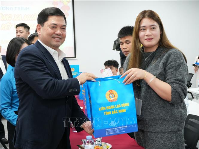 Bí thư Tỉnh ủy Bắc Ninh Nguyễn Hồng Thái  tặng quà công nhân làm việc xuyên Tết tại Công ty TNHH Luxshare - ICT (khu công nghiệp Vân Trung). Ảnh: Đồng Thúy- TTXVN