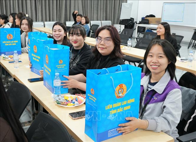 Niềm vui của công nhân làm việc xuyên Tết khi nhận quà. Ảnh: Đồng Thúy- TTXVN