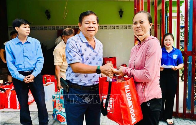 Trao tặng quà Tết cho các gia đình có hoàn cảnh khó khăn trên địa bàn xã Mỹ Yên. Ảnh: Đức Hạnh - TTXVN 