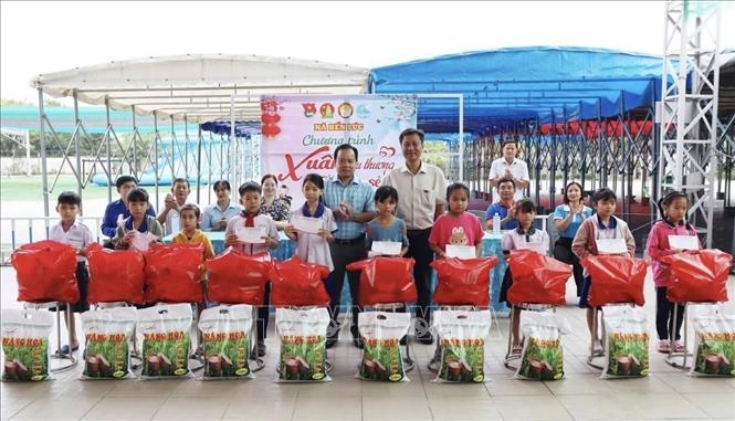 Trao quà Tết cho trẻ em khó khăn tại xã Bến Lức (Tây Ninh). Ảnh: Đức Hạnh - TTXVN 