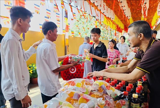 “Phiên chợ 0 đồng” cho người khiếm thị tại chùa Thạnh Đức (xã Mỹ Yên, tỉnh Tây Ninh). Ảnh: Đức Hạnh - TTXVN 