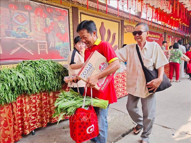 “Phiên chợ 0 đồng” cho người khiếm thị tại chùa Thạnh Đức (xã Mỹ Yên). Ảnh: Đức Hạnh - TTXVN 