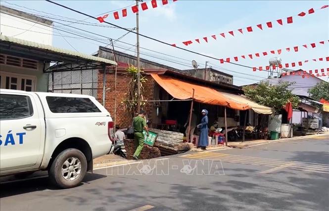 Cảnh sát tổ chức khám nghiệm hiện trường vụ án. Ảnh: Đậu Tất Thành – TTXVN
