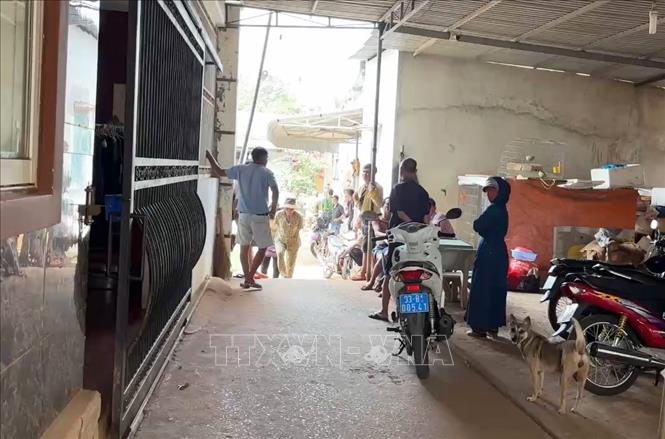 Cảnh sát tổ chức khám nghiệm hiện trường vụ án. Ảnh: Đậu Tất Thành – TTXVN
