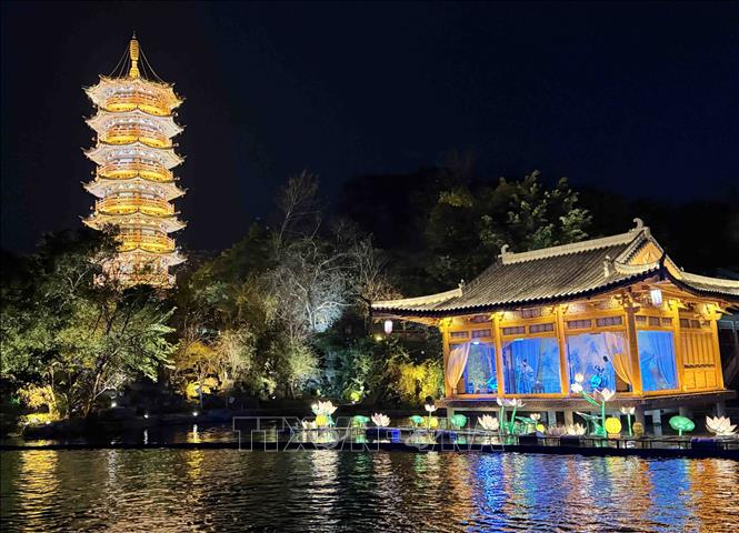 Du lịch Quế Lâm có một thắng cảnh nhân tạo được dựng nên từ thiên nhiên thơ mộng mang tên Hai sông bốn hồ. Ảnh: Công Tuyên - PV TTXVN tại Trung Quốc