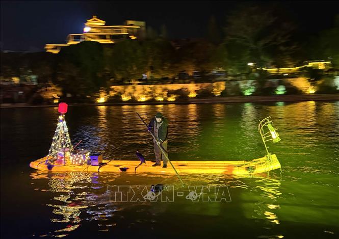 Người dân địa phương dùng chom để đánh bắt cá trên sông, hồ. Ảnh: Công Tuyên-PV TTXVN tại Trung Quốc