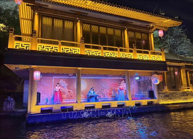 Hai bên sông được thiết kế các điểm biểu diễn nghệ thuật phục vụ khách du lịch. Ảnh: Công Tuyên-PV TTXVN tại Trung Quốc