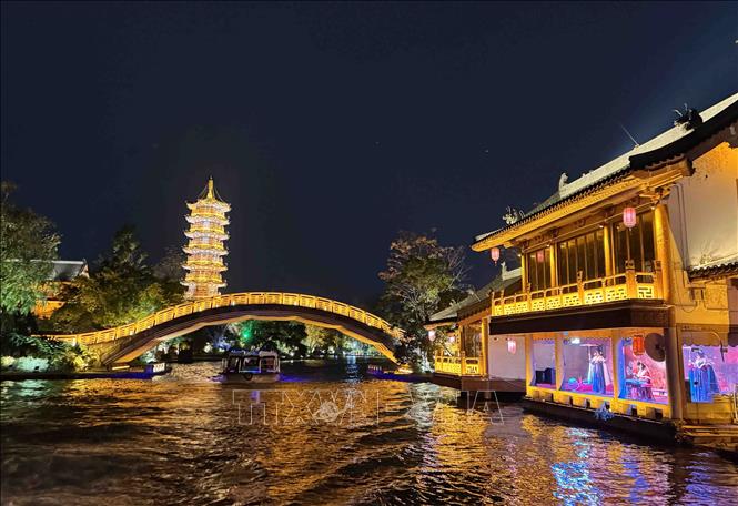 Hai sông Bốn hồ có cảnh sắc sông nước hữu tình, đan xen những công trình kiến trúc vô cùng độc đáo. Ảnh: Công Tuyên-PV TTXVN tại Trung Quốc