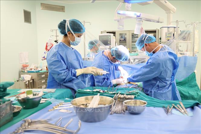 Ca ghép gan diễn ra trong 6 giờ liên tục tại Bệnh viện Trung ương Quân đội 108. Ảnh: TTXVN phát
