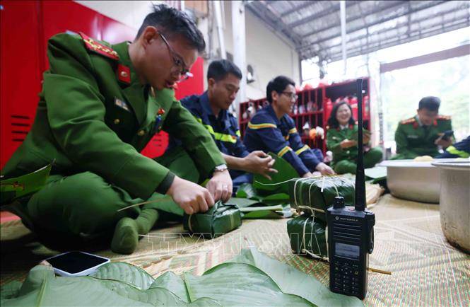 Song song với hoạt động gói bánh chưng đón Tết, các tổ công tác của đội PCCC và CNCH khu vực 7 duy trì nghiêm chế độ sẵn sàng ứng trực, đảm bảo công tác phòng cháy chữa cháy và cứu nạn cứu hộ xuyên suốt dịp Tết nguyên đán. Ảnh: Phạm Kiên - TTXVN