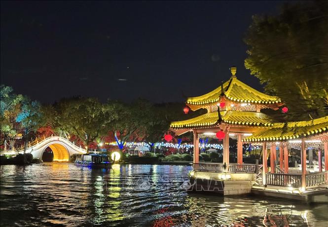 Hai sông Bốn hồ có cảnh sắc sông nước hữu tình, đan xen những công trình kiến trúc vô cùng độc đáo. Ảnh: Công Tuyên-PV TTXVN tại Trung Quốc