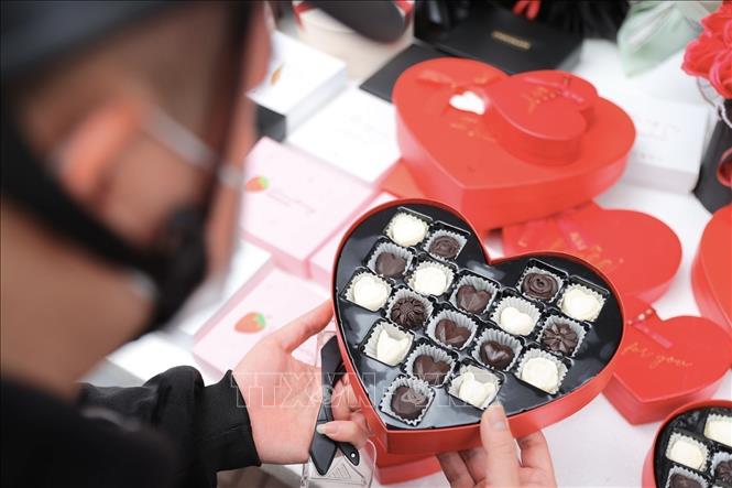 Gifts on Valentine's Day help people express love and care to one's partner. VNA Photo