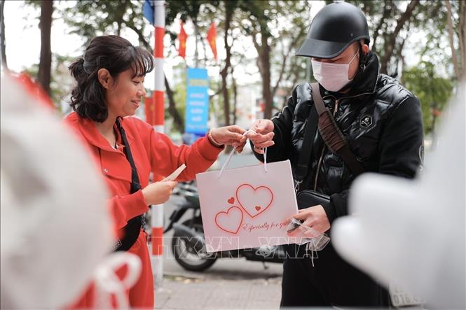 Giving gifts on Valentine's Day is a way to show love and care to one's partner. VNA Photo