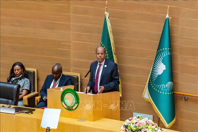 Chủ tịch Ủy ban Liên minh châu Phi (AU) Mahmoud Ali Youssouf (phải) phát biểu tại Hội nghị thượng đỉnh AU thường niên lần thứ 39, tại Addis Ababa, Ethiopia, ngày 14/2/2016. Ảnh: THX/TTXVN