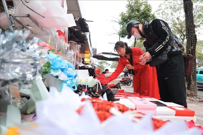 A man picks out gifts for his partner on Valentine's Day. VNA Photo