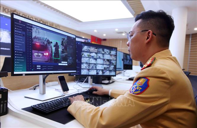 Hình ảnh từ camera AI có độ phân giải cao, tự động nhận diện và khoanh vùng phương tiện. Các thông số kỹ thuật được hiển thị chi tiết, phục vụ công tác xác minh chính xác phục vụ quy trình xử lý vi phạm. Ảnh: Phạm Kiên - TTXVN