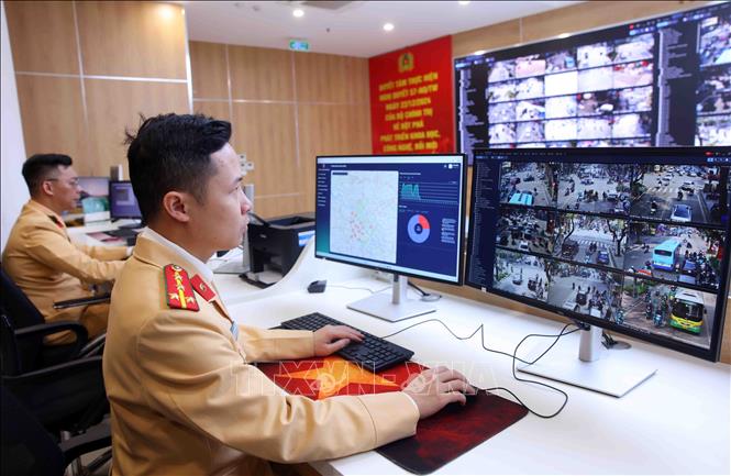 Các kíp trực duy trì chế độ làm việc 24/24h. Mọi diễn biến giao thông dù nhỏ nhất đều được ghi nhận, cập nhật và xử lý kịp thời qua hệ thống công nghệ thông tin hiện đại. Ảnh: Phạm Kiên - TTXVN