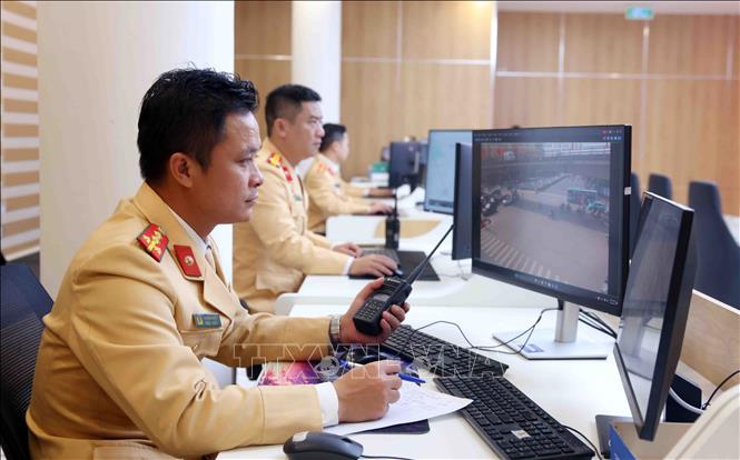 Những ngày giáp Tết, cán bộ, chiến sĩ thuộc đội chỉ huy giao thông và điều khiển đèn tín hiệu giao thông luôn duy trì sự tập trung cao độ đảm bảo hệ thống vận hành thông suốt, không bỏ sót các tình huống giao thông phức tạp. Ảnh: Phạm Kiên - TTXVN