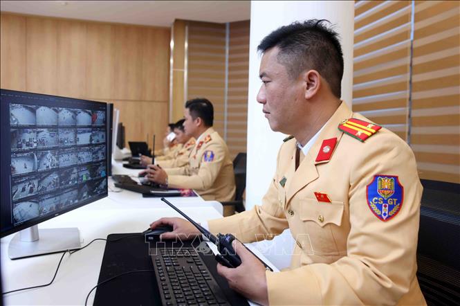 Cán bộ, chiến sĩ Đội Chỉ huy giao thông và điều khiển đèn tín hiệu giao thông rà soát dữ liệu hình ảnh do hệ thống gửi về. Việc ứng dụng công nghệ giúp sàng lọc nhanh chóng các lỗi vi phạm như: vượt đèn đỏ, đi sai làn đường, dừng đỗ trái phép... Ảnh: Phạm Kiên - TTXVN