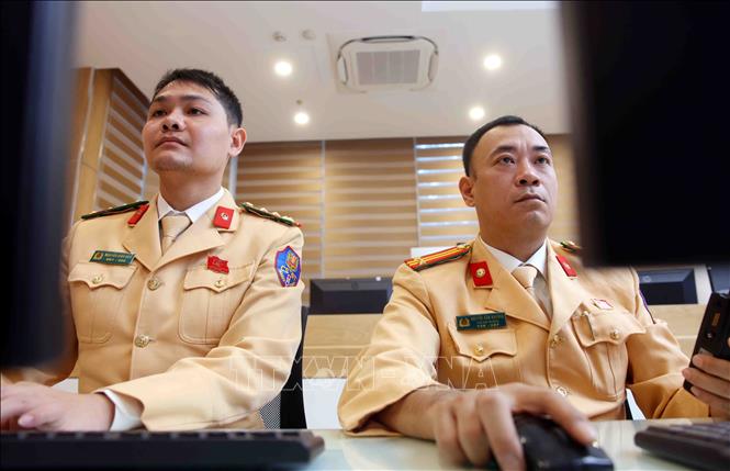 Những ngày giáp Tết, cán bộ, chiến sĩ thuộc đội chỉ huy giao thông và điều khiển đèn tín hiệu giao thông luôn duy trì sự tập trung cao độ đảm bảo hệ thống vận hành thông suốt, không bỏ sót các tình huống giao thông phức tạp. Ảnh: Phạm Kiên - TTXVN